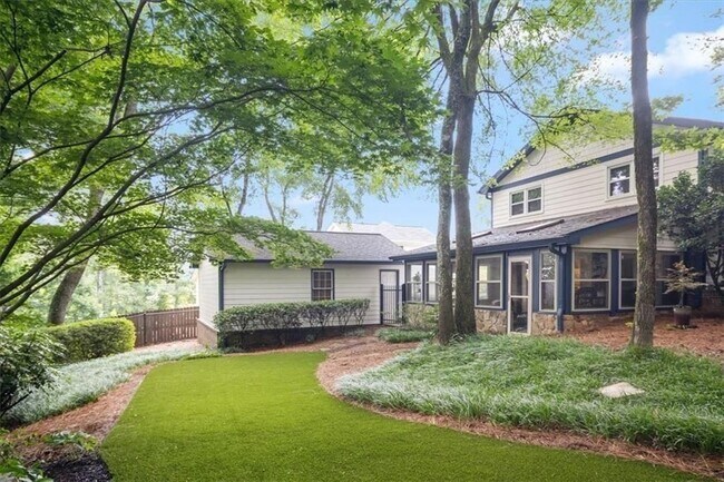 Foto del edificio - 4989 Kingswood Dr