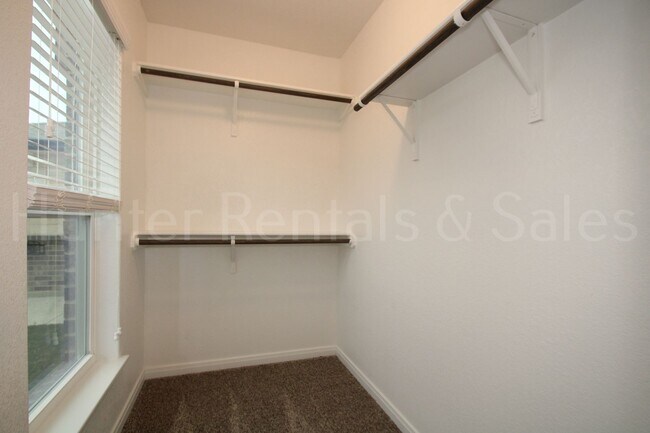 Foto del edificio - Amazing Four-Bedroom!