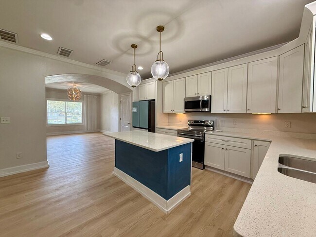 Foto del edificio - Newer-build Norfolk Home on Corner Lot