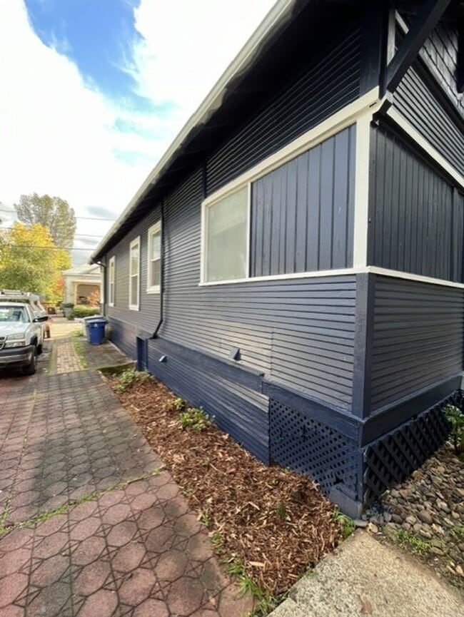 Building Photo - ZPINE1066