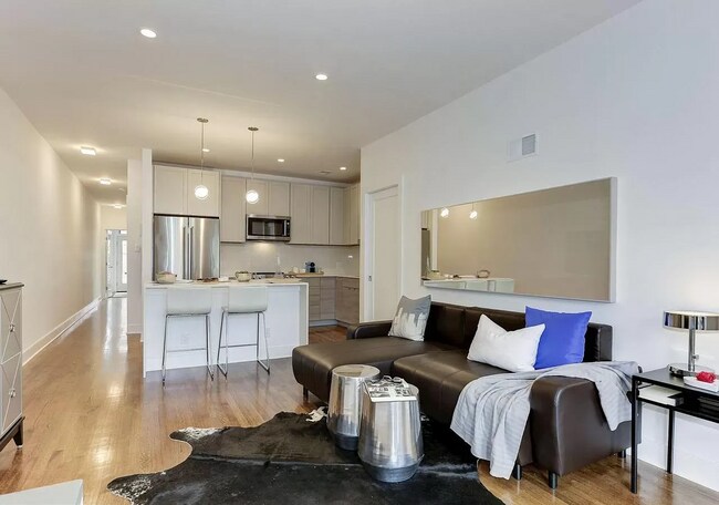 Foto del edificio - Available Now! 1 Parking Spot Included! 2 ...