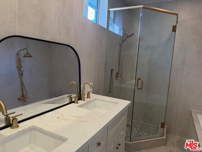 Foto del edificio - 1222 N Virgil Ave