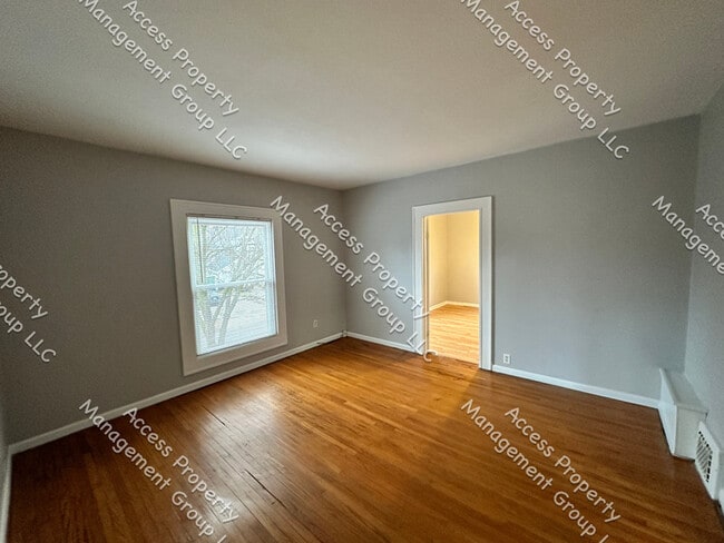 Building Photo - East Hills Upper Two Bedroom Unit