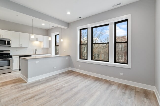 Building Photo - Beautiful, Rehabbed 2b/2b, Ukrainian Village, Avail 6/15!
