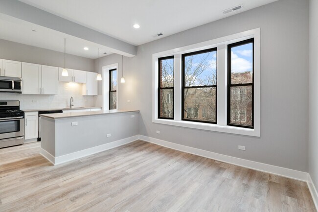 Foto del edificio - Gorgeous, Updated Top Floor 3bd/2bth Prime West Town area, Available 6/1