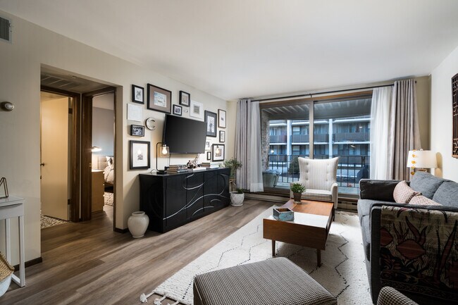 Large Living Rm w/ Balcony - 1906 E Shorewood Blvd
