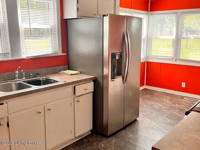 Foto del edificio - 3724 Bashford Ave