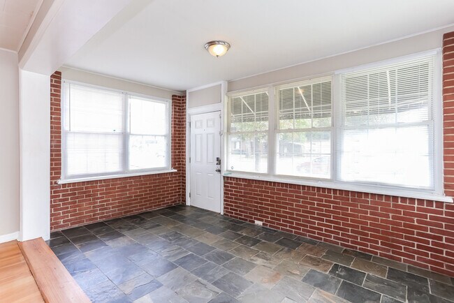Building Photo - 487 W 67th St