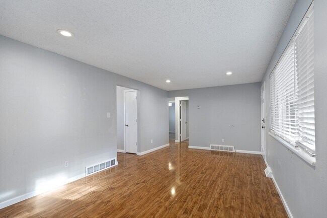 Foto del edificio - 8152 Ames Way