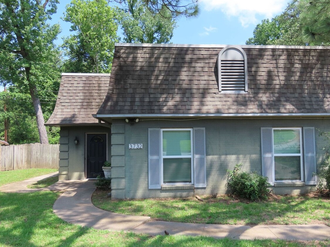 Primary Photo - Spacious 3 Bedroom, 2 Bath Duplex in Tyler!