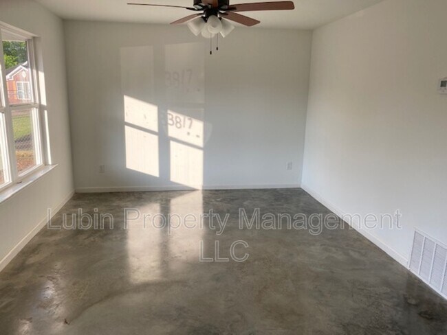 Building Photo - 3817 Lake Park Cove