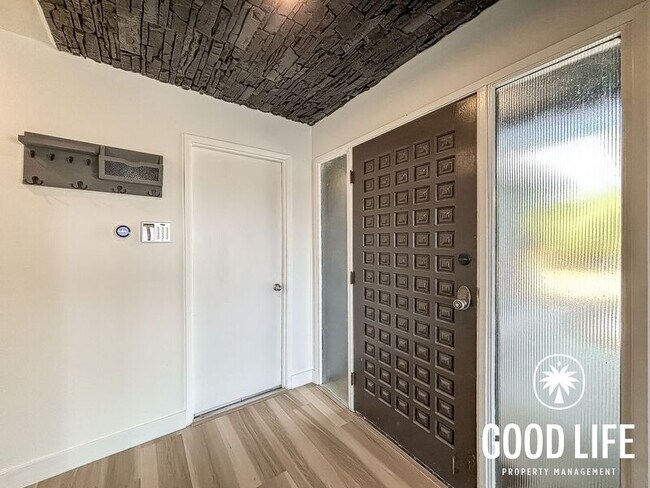 Building Photo - 9400 Crest Dr