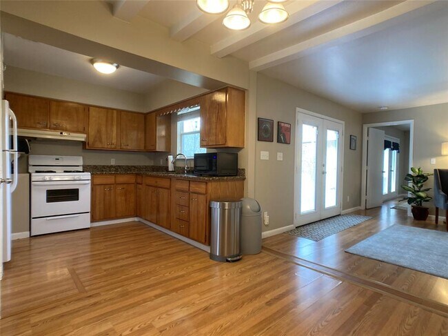 Foto del edificio - 3206 Locke Ln