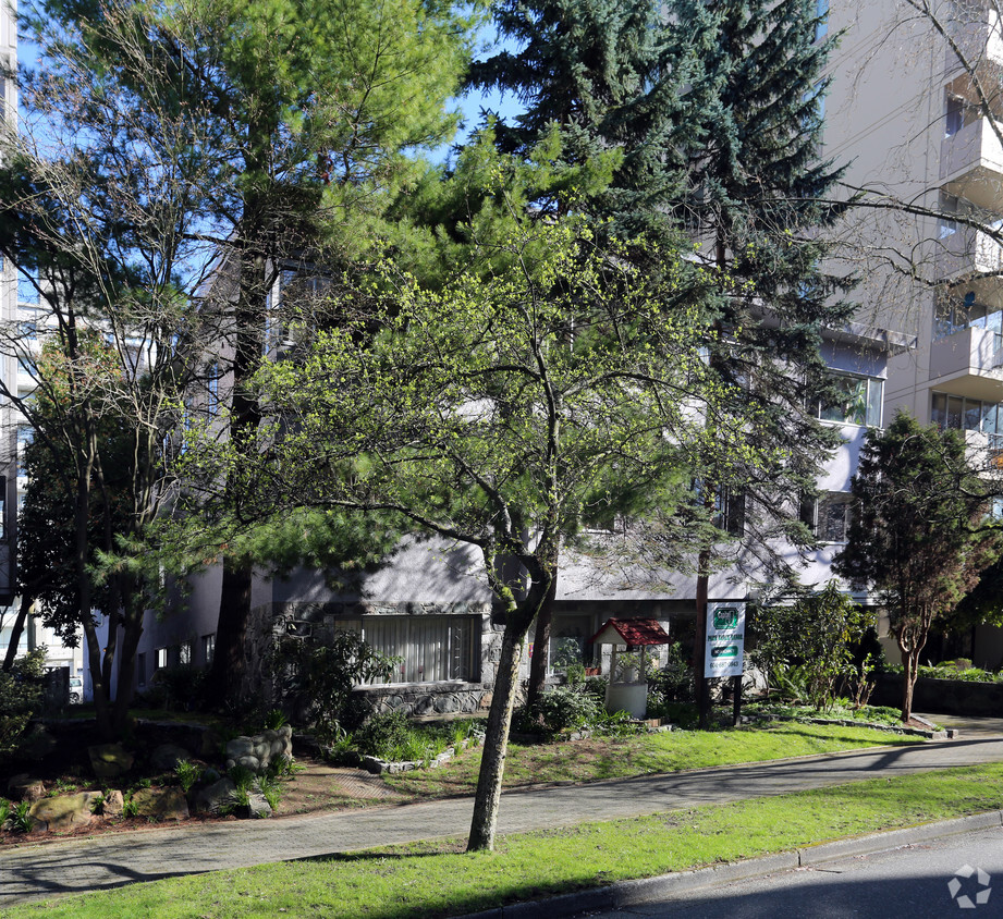 Building Photo - Park Beach Manor
