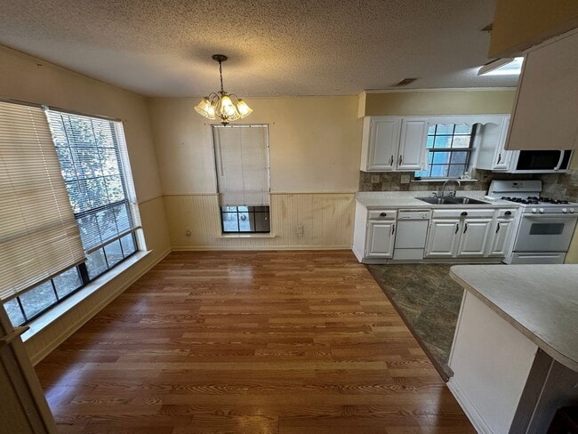 Building Photo - Ozone Woods Ranch