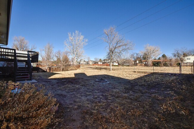 Foto del edificio - Home with huge backyard in Briargate!