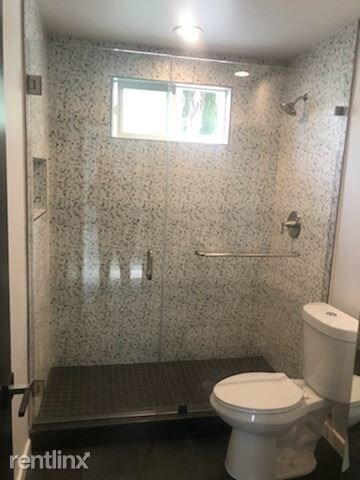 Foto del edificio - 1240 Thompson Ave