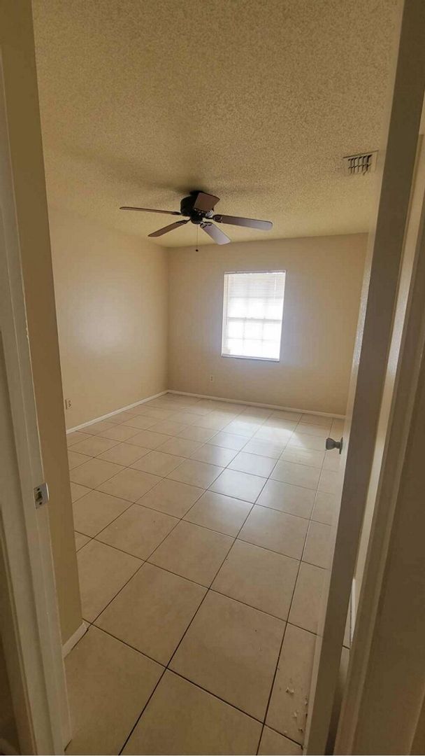 Foto del edificio - Two bedroom one and a half bathroom apartm...