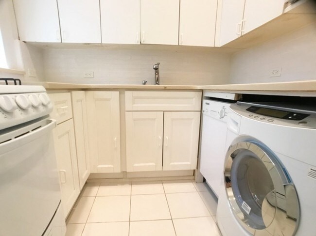 Foto del edificio - 302 W 102nd St