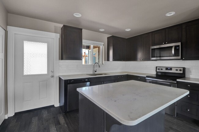 Building Photo - 2 Bed 2 Bath - A/C - Pet Friendly - Excellent Condition