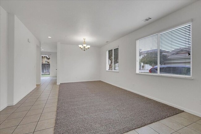 Building Photo - 566 Del Mar Cir