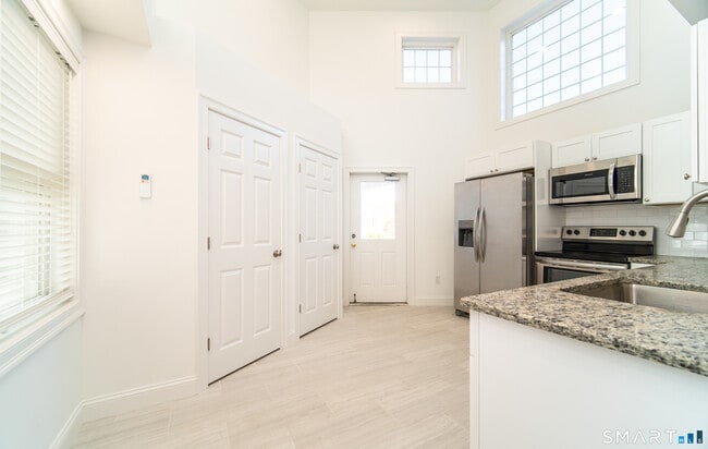 Building Photo - 1154 Poquonnock Rd