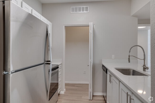 2BR, 2BA - 1,187SF - Kitchen - Highlands at Spectrum
