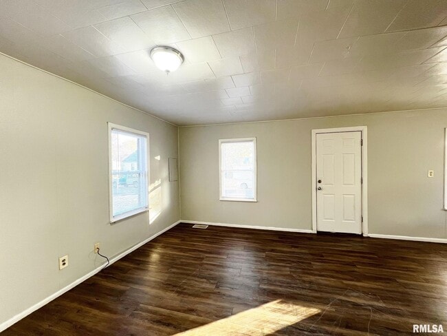 Building Photo - 1411 E Crestwood Dr