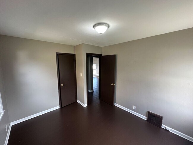 Building Photo - 3 Bedroom Single Family