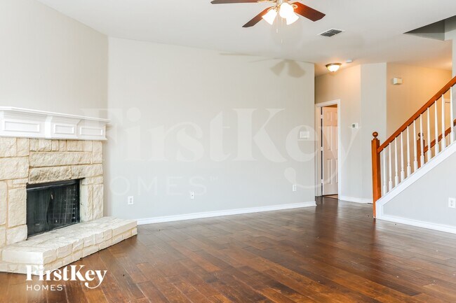 Foto del edificio - 1746 Summerwood Ln