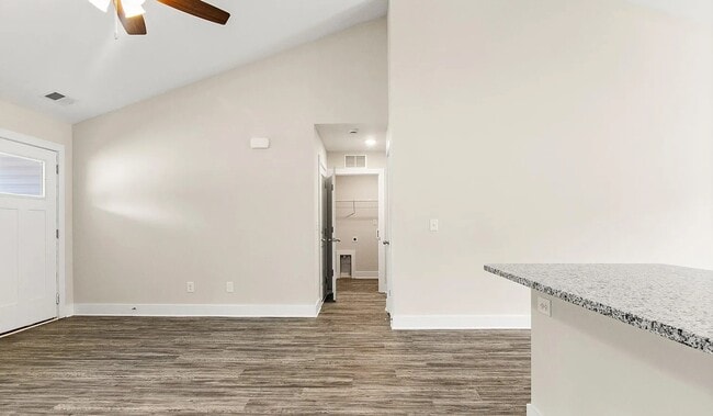 Foto del edificio - 2026 Lakeside Ln