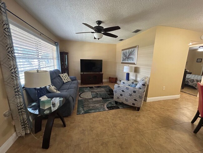 Foto del edificio - Coastal Living Awaits– Stylish Condo Near the Beach!