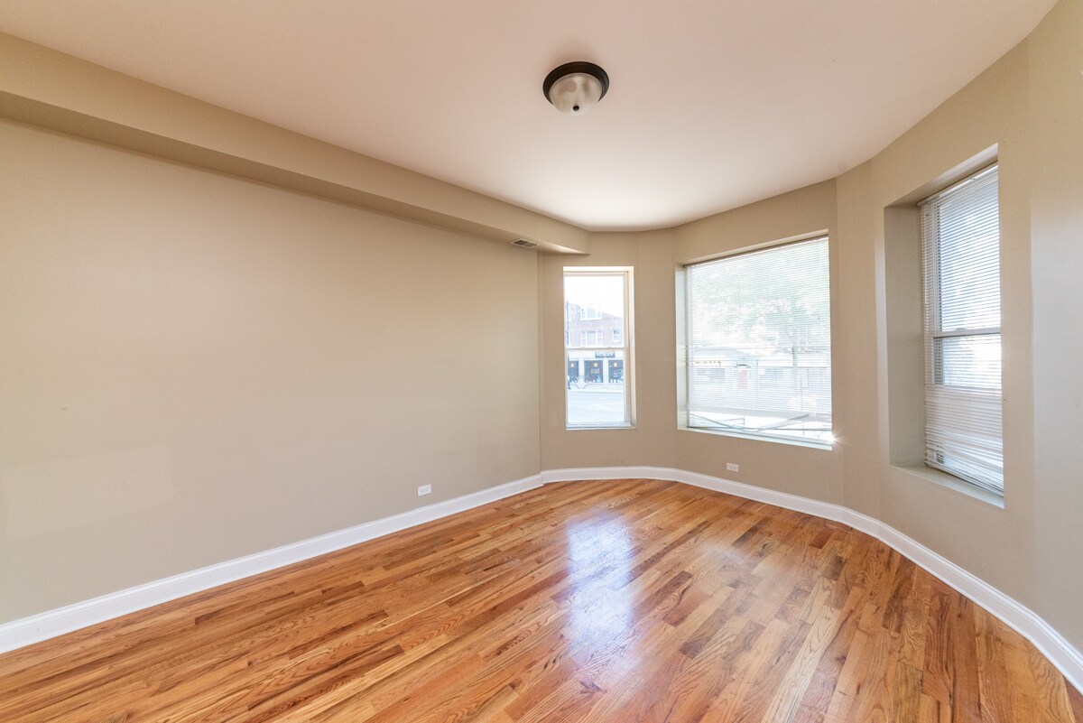 Primary Photo - 3927 N Clarendon Ave