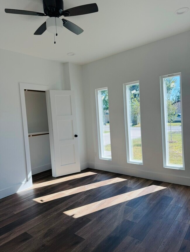 Foto del edificio - 8437 Winthrop Ln