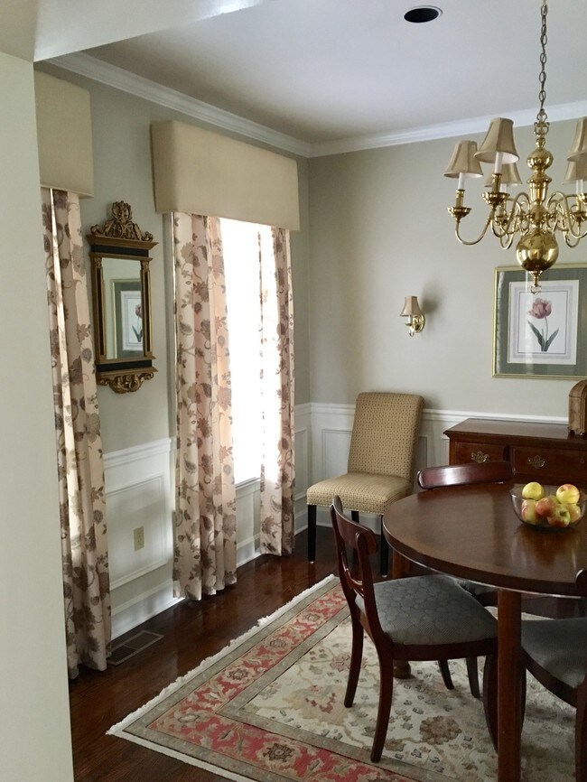 Comedor - 513 Dogleg Dr