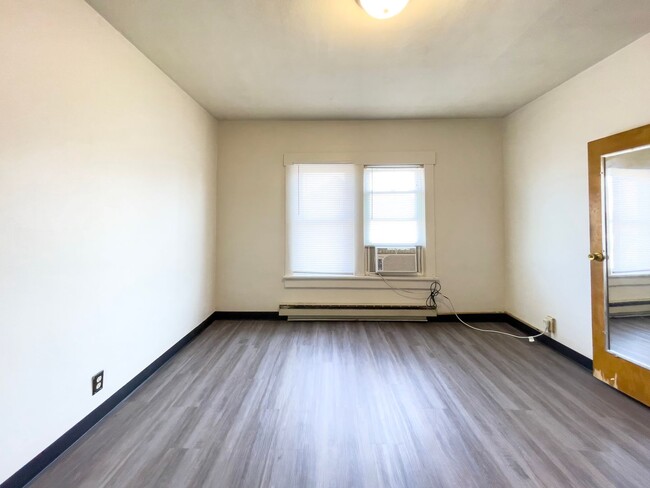 Foto del edificio - PRELEASING for AUGUST! Close to Campus