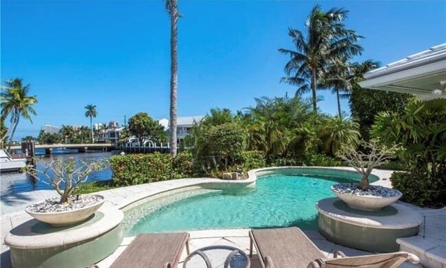 Building Photo - 100 Royal Palm Dr