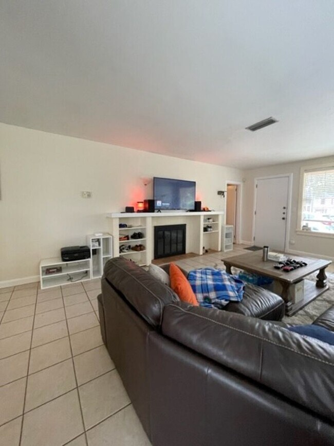 Building Photo - R1016 University Heights