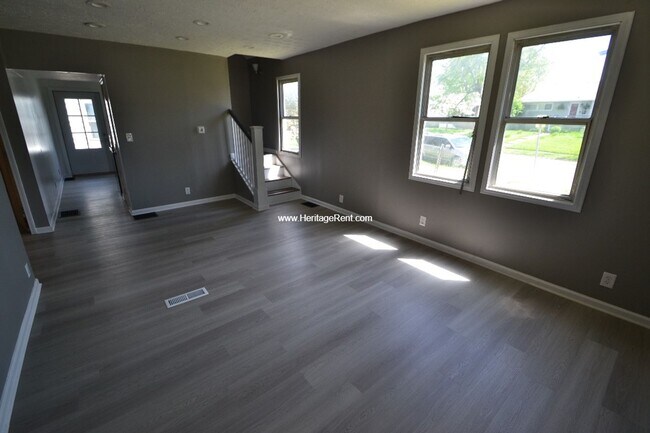 Building Photo - Great 4 bedroom 2 Bath with brand new grea...