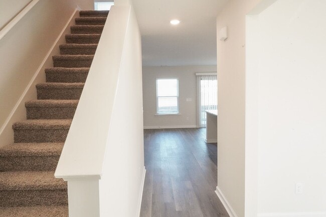 Building Photo - AVAILABLE NOW!