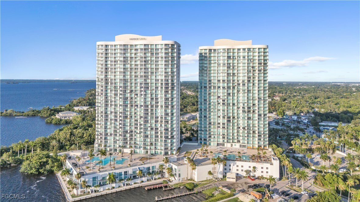 Foto principal - 3000 Oasis Grand Blvd