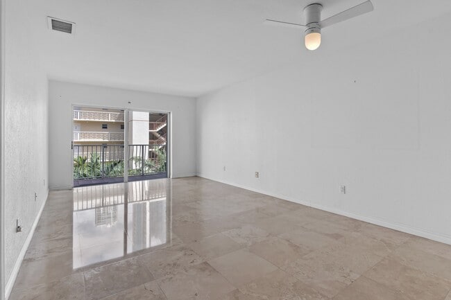 Foto del edificio - 677 NE 24th St