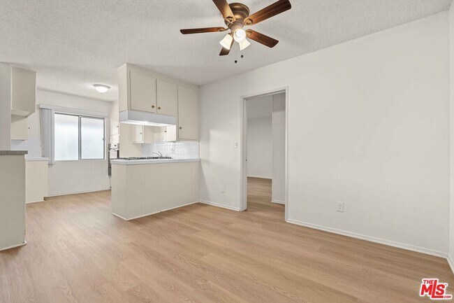 Foto del edificio - 15540 Moorpark St