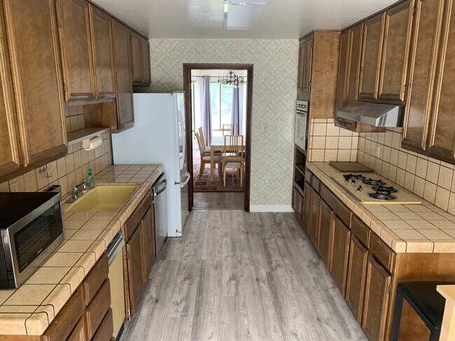kitchen w/ dishwasher - 614 Anza St