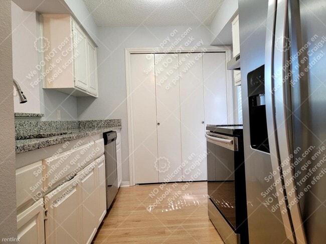 Building Photo - 2 br, 1.5 bath Duplex - 1612 Roberts Ave A A