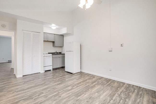 Building Photo - Cozy TOP FLOOR one-bedroom, one-bath unit ...