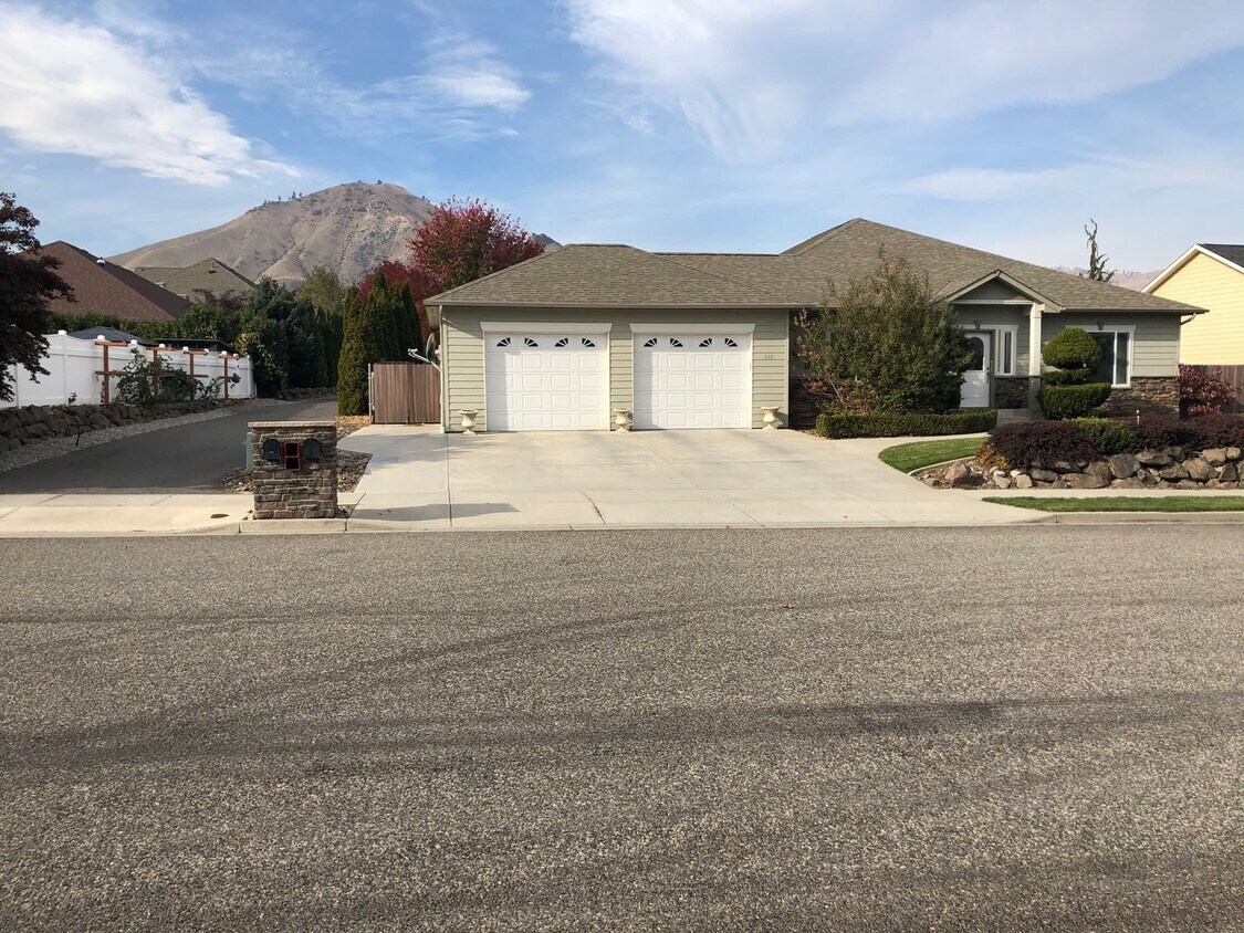 Primary Photo - Great location with lots of amenities! 4 b...