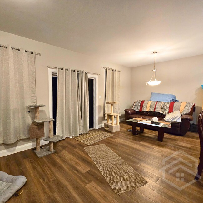 Photo du bâtiment - Modern 3-Bedroom Townhouse!!