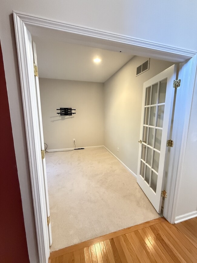 Building Photo - 1588 Club House Ct