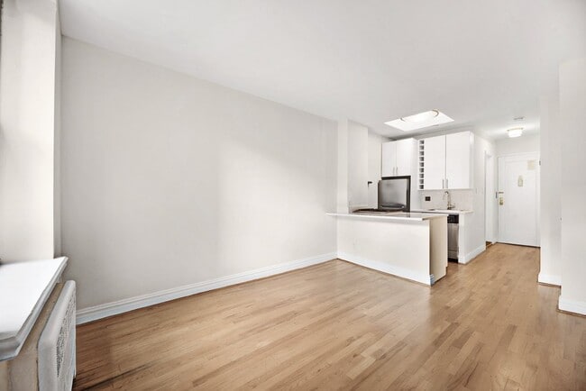 Building Photo - 122 E 27th St